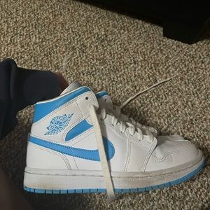 Air jordan 1s “UNC” mid size 5.5 mens/ 7 womens